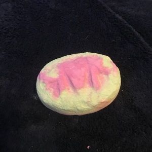 Mum Mom bath bomb LUSH Cosmetics LIMITED EDITION